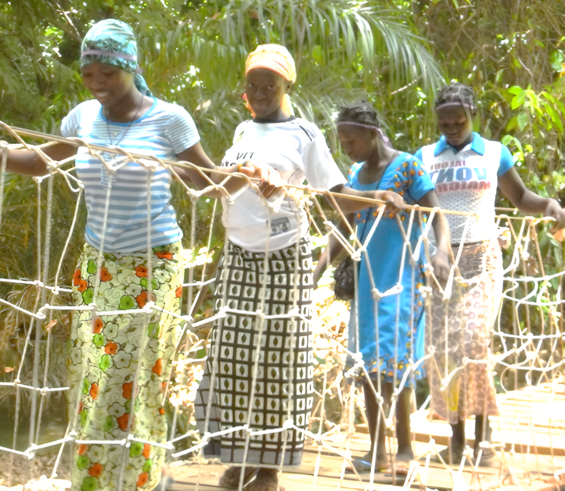 Jóvenes de Burkina Faso cruzando un puente