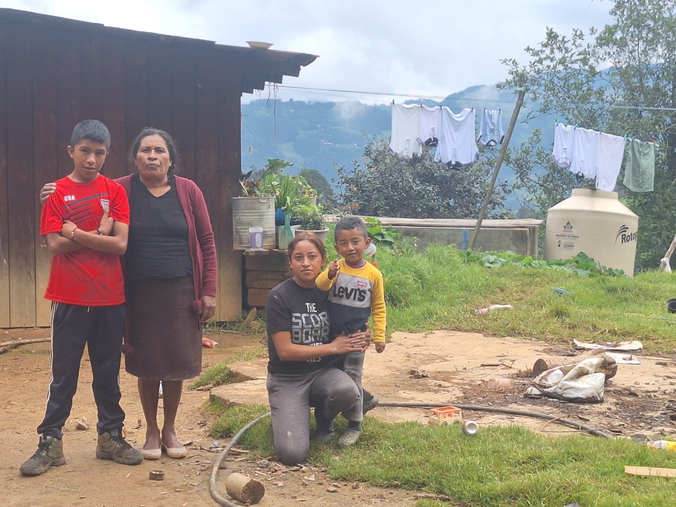 Imagen de la joven universitaria con su familia