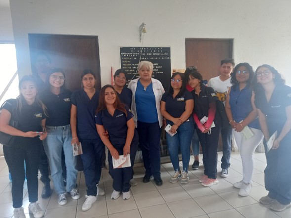 Imagen de la joven universitaria con sus compañeras de facultad